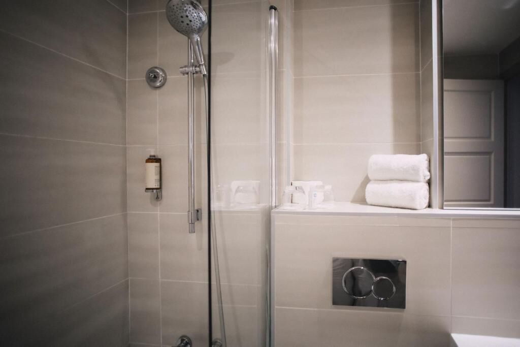 classic room, 1 queen bed, non smoking | bathroom | bathtub, hair dryer, towels