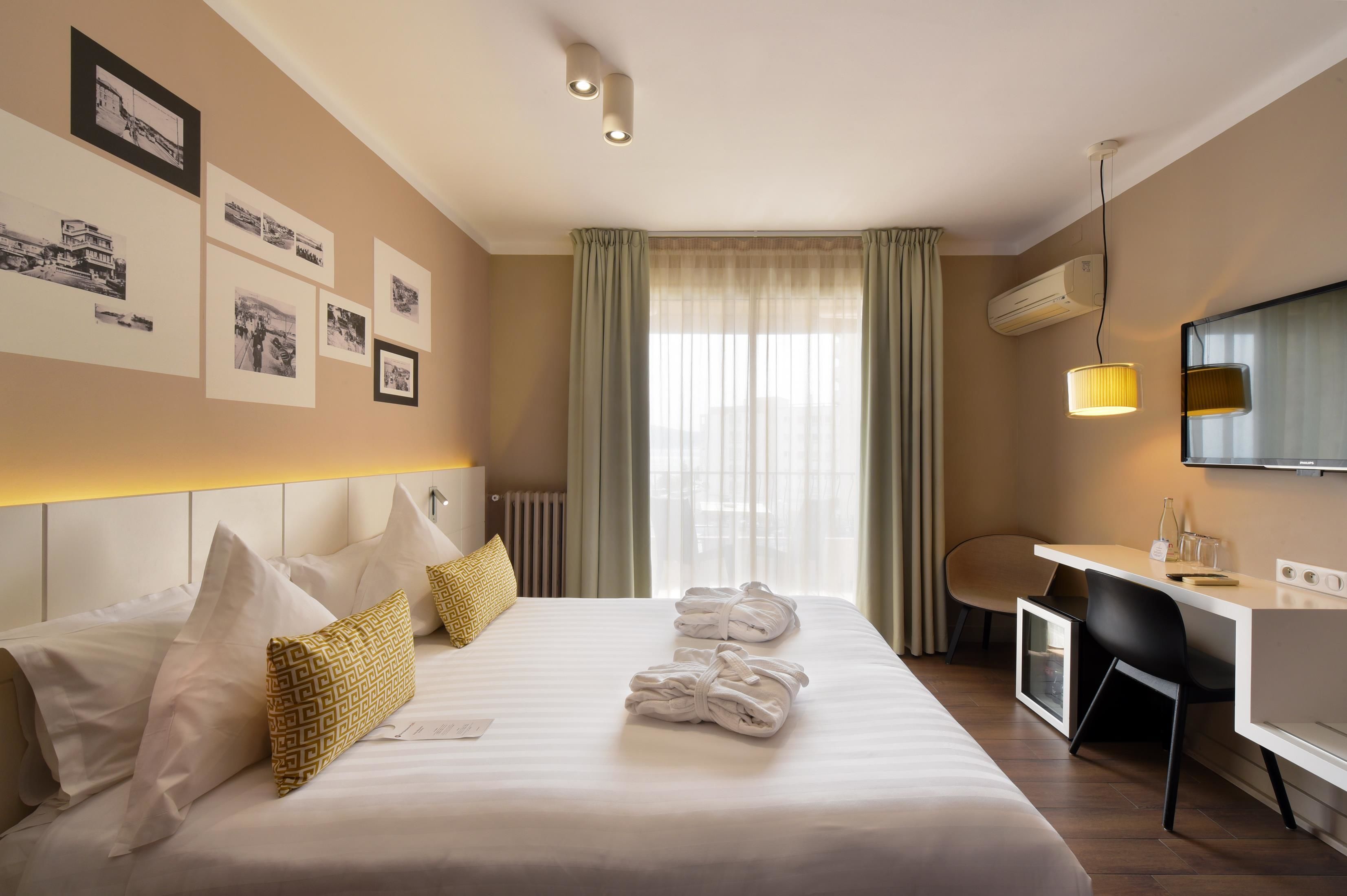 superior room, 1 queen bed, non smoking, balcony | minibar, in-room safe, desk, iron/ironing board