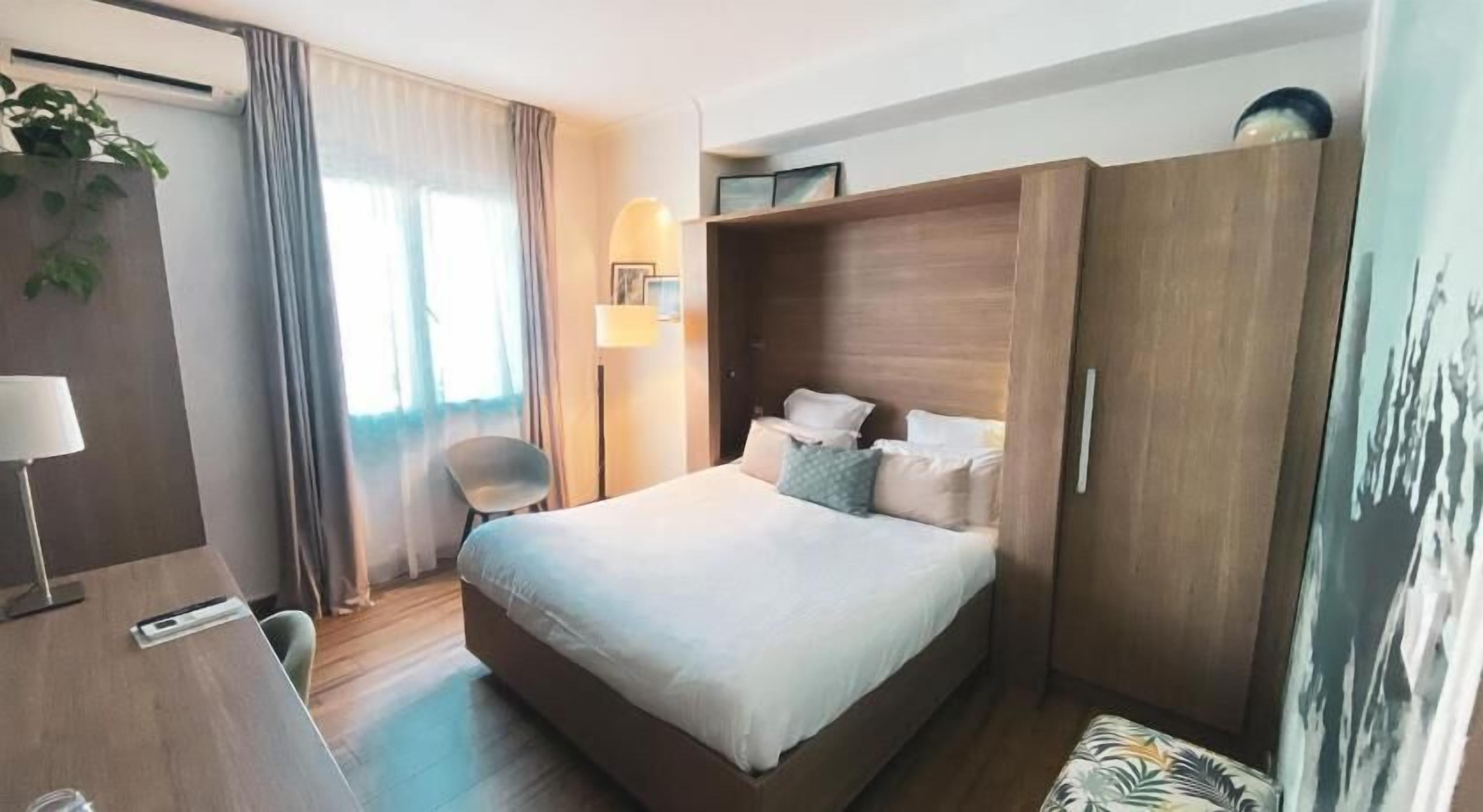 Minibar, caja de seguridad en la habitación y escritorio 