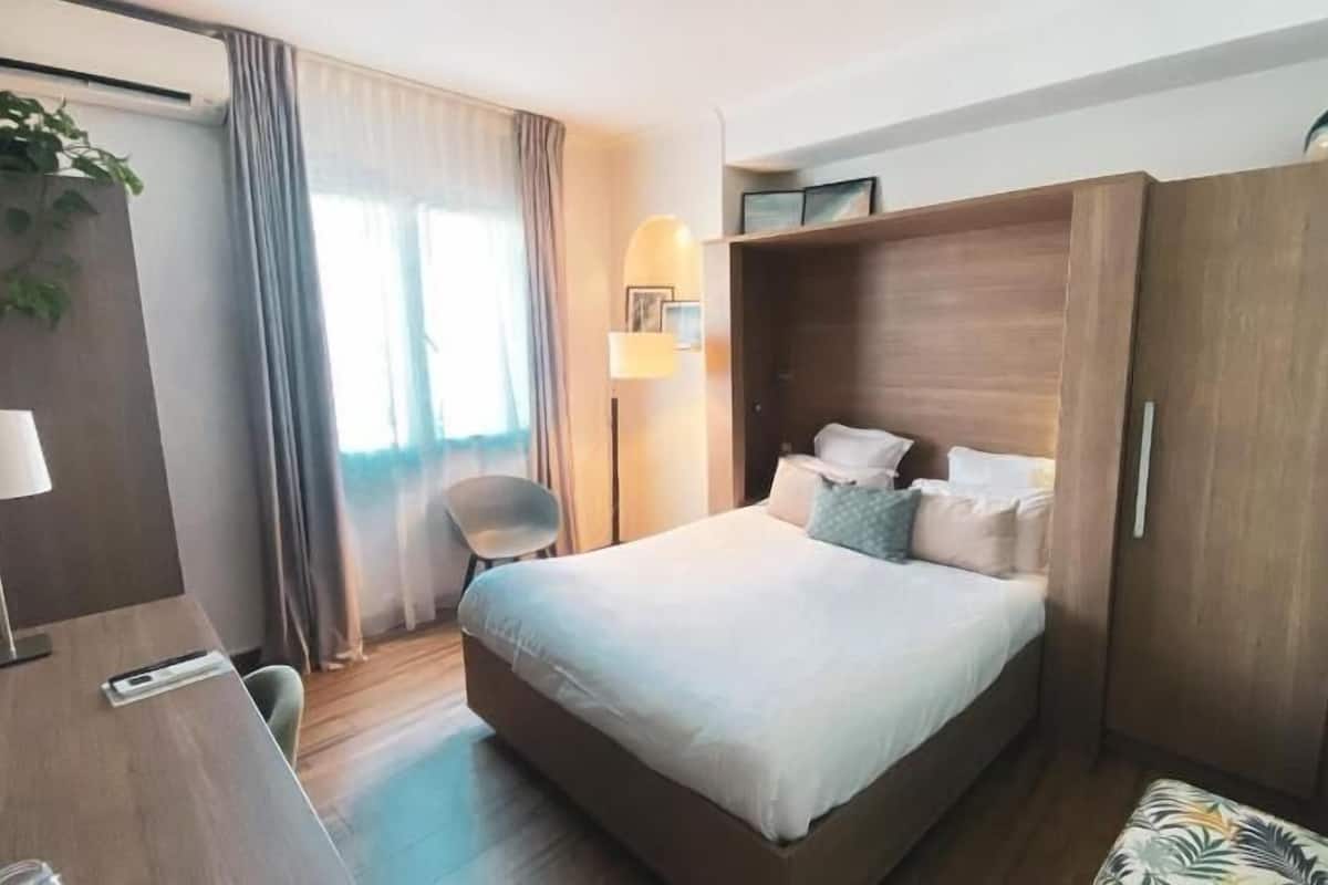 Minibar, coffres-forts dans les chambres, bureau