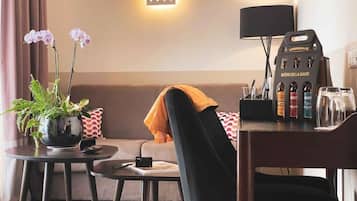Suite, 1 kingsize bed, terras, uitzicht op zee (with Single Sofabed) | Een minibar, een kluis op de kamer, een bureau