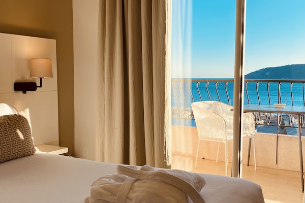 Superior Room, 1 Queen Bed, Non Smoking, Balcony | Minibar, in-room safe, desk, iron/ironing board