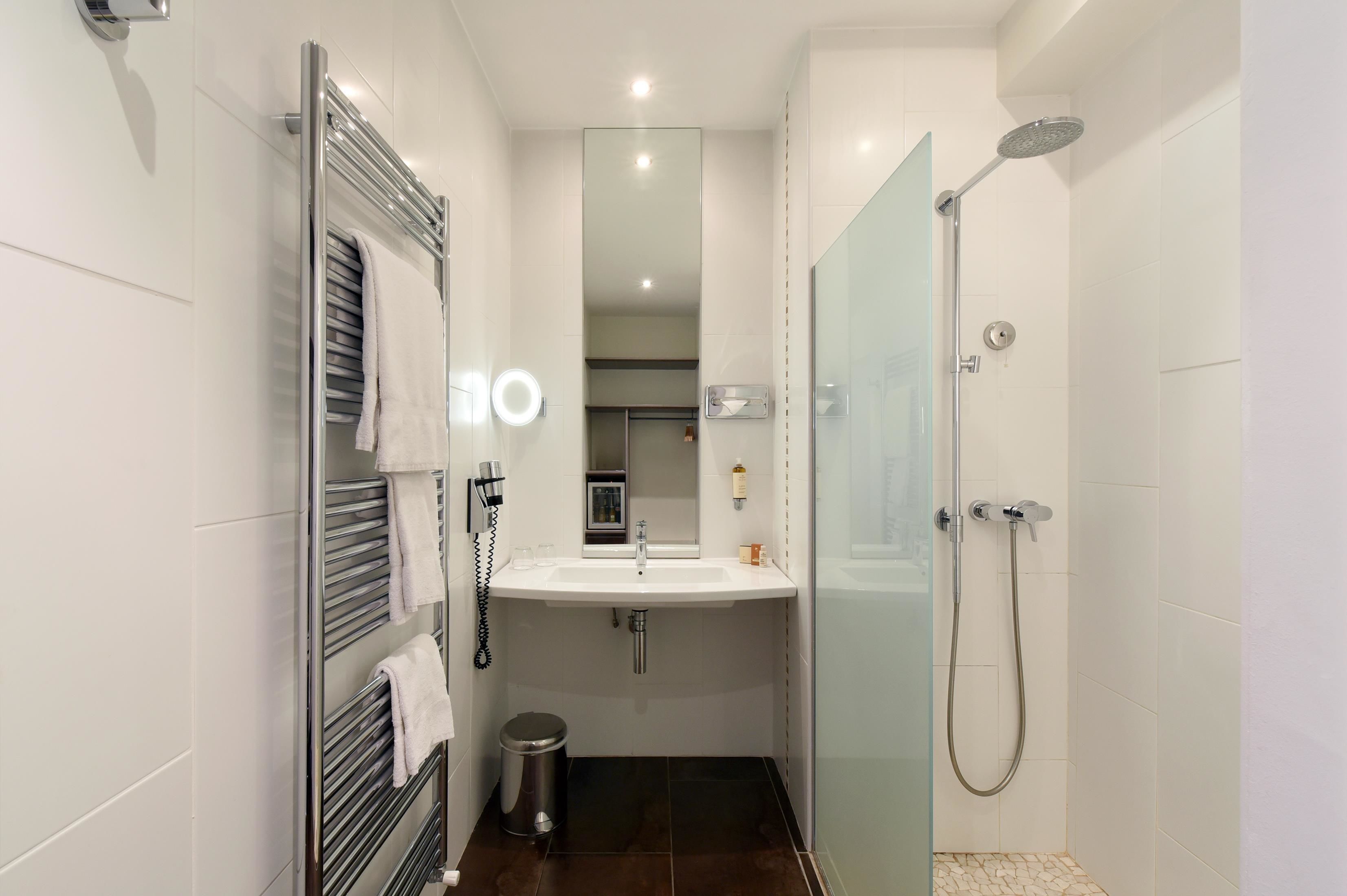 comfort room, 1 queen bed, non smoking | bathroom | bathtub, hair dryer, towels