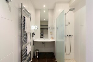 Comfort Room, 1 Queen Bed, Non Smoking | Bathroom | Bathtub, hair dryer, towels - Best Western Plus La Corniche (Toulon)