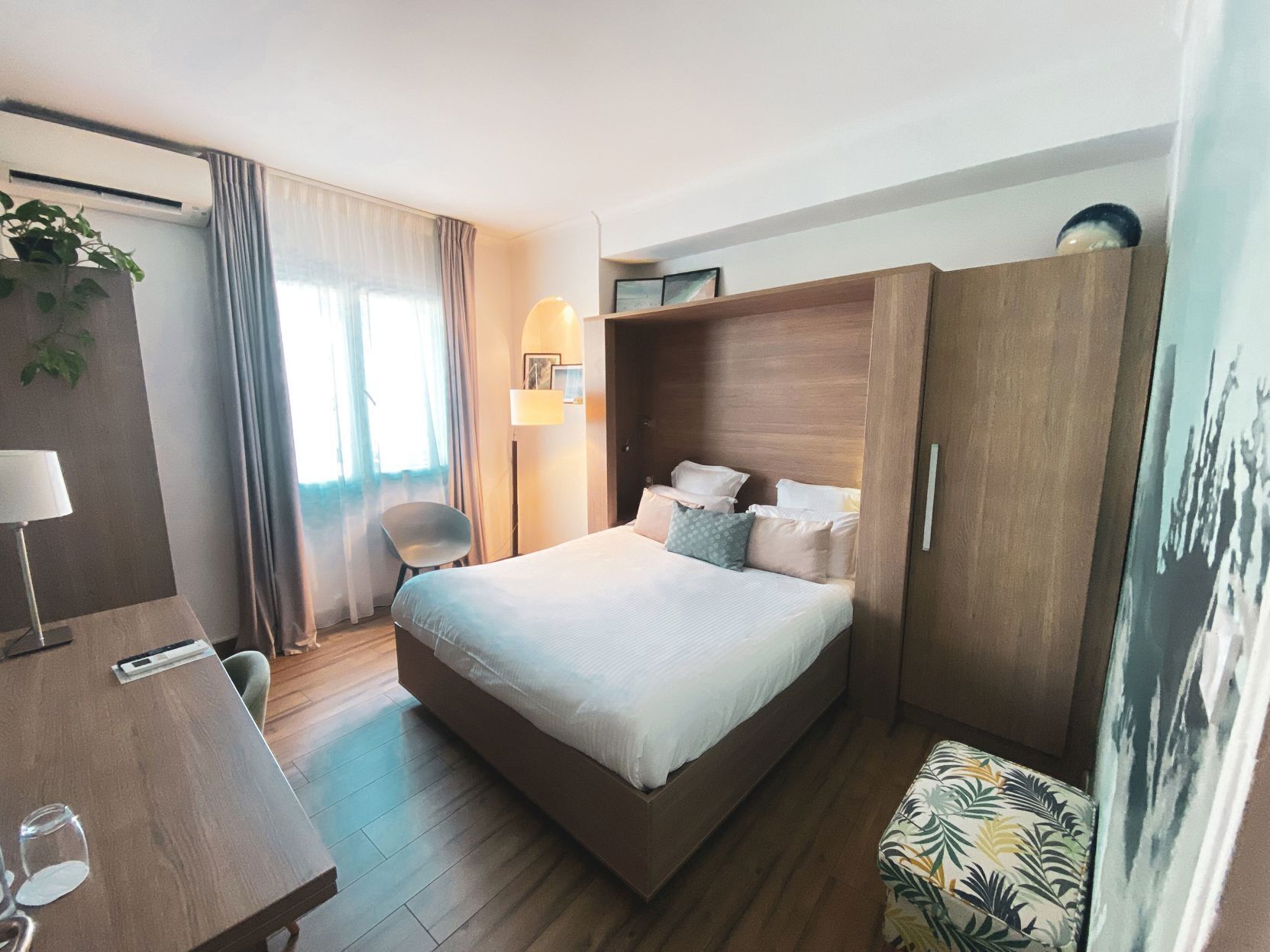 Minibar, caja de seguridad en la habitación y escritorio 