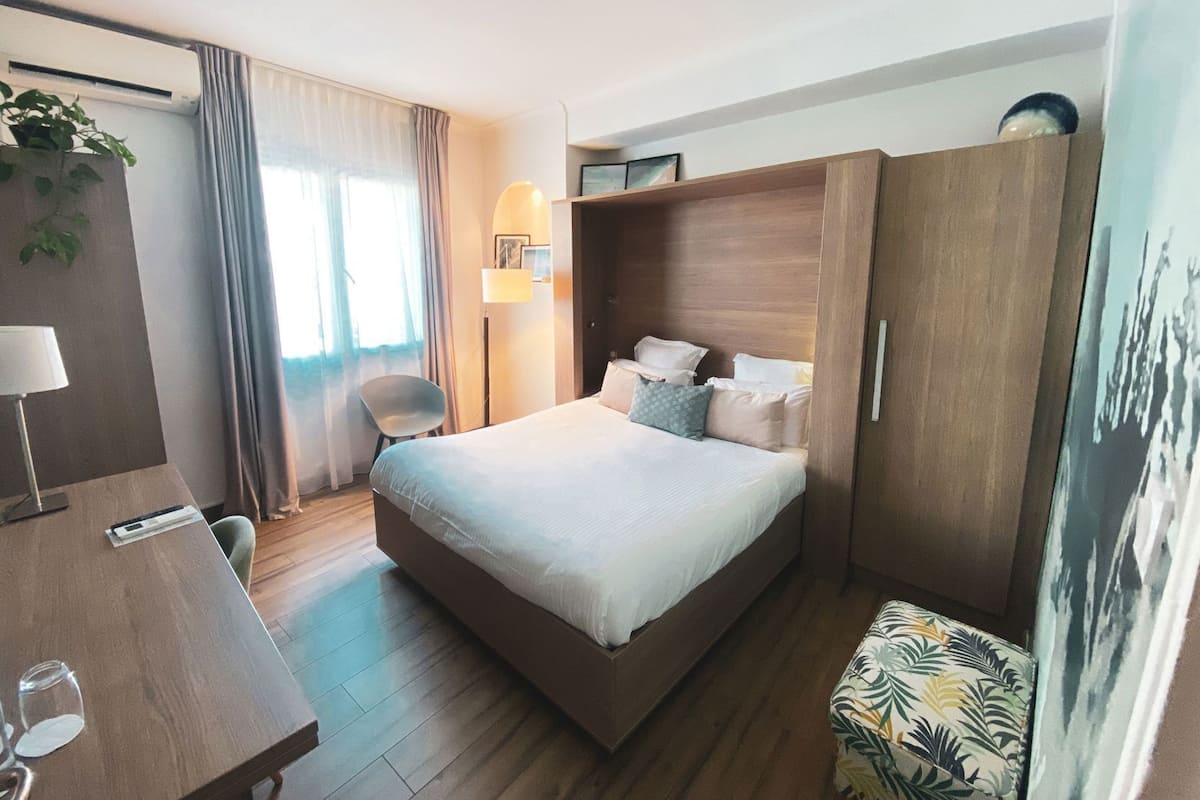 Minibar, coffres-forts dans les chambres, bureau