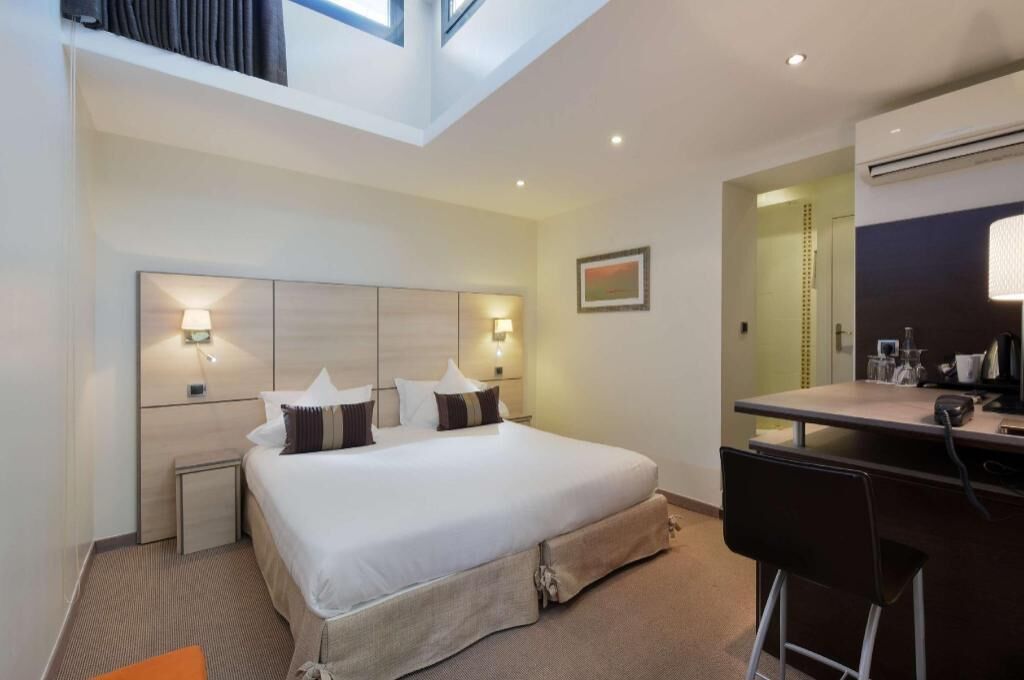 Minibar, caja de seguridad en la habitación y escritorio 