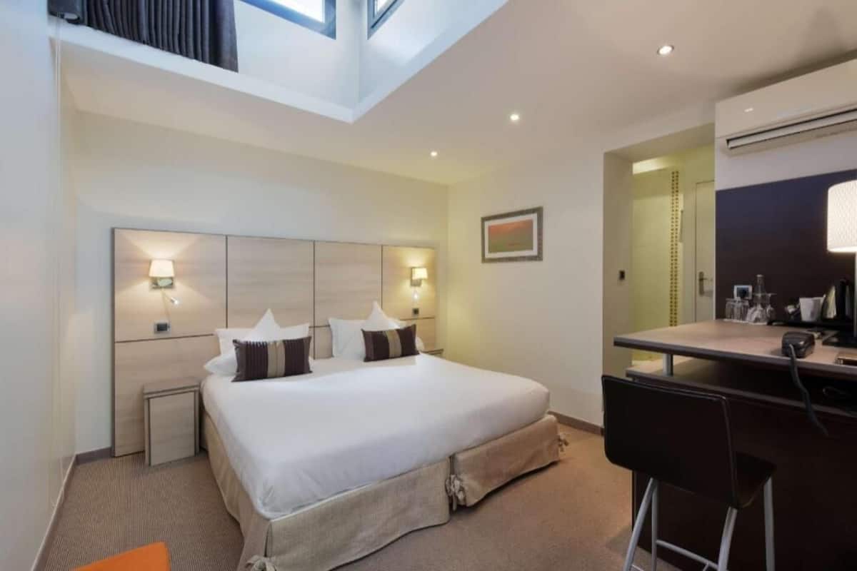 Minibar, coffres-forts dans les chambres, bureau