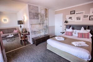 Junior Suite, 1 Queen Bed with Sofa bed, Balcony, Sea View (with Sofabed)