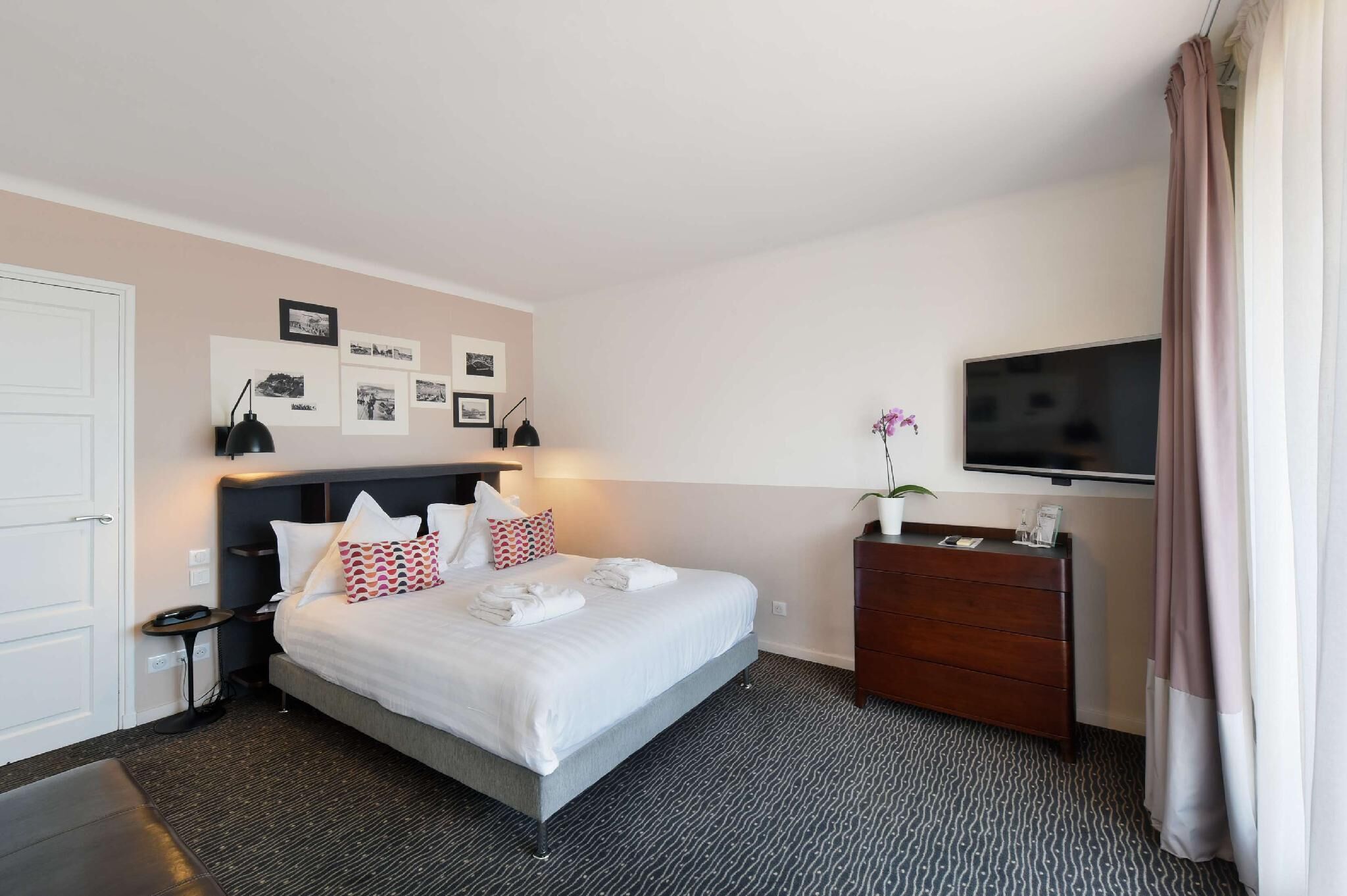 Minibar, caja de seguridad en la habitación y escritorio 