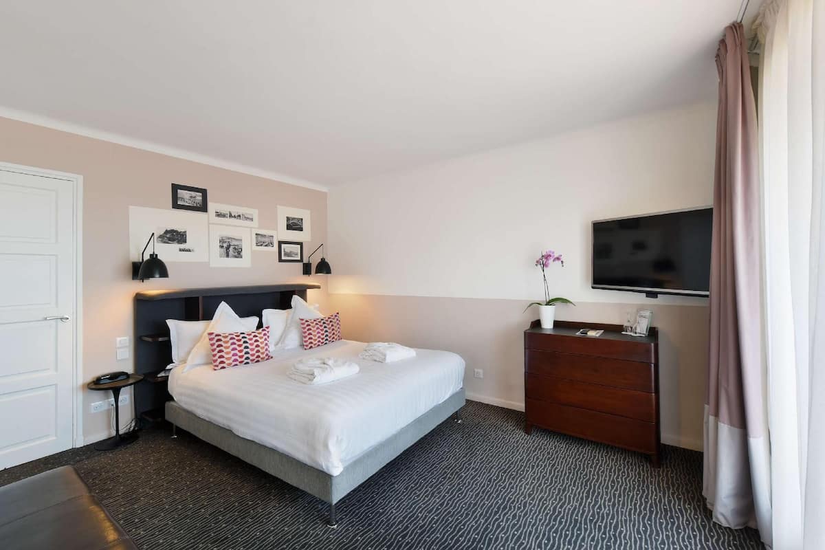 Minibar, coffres-forts dans les chambres, bureau