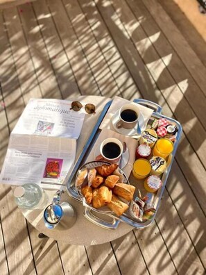 Petit déjeuner buffet (20 EUR par personne)