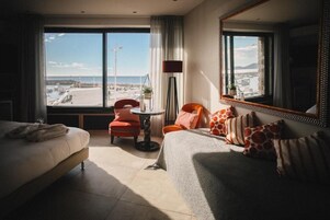 Minibar, caja de seguridad en la habitación y escritorio 
