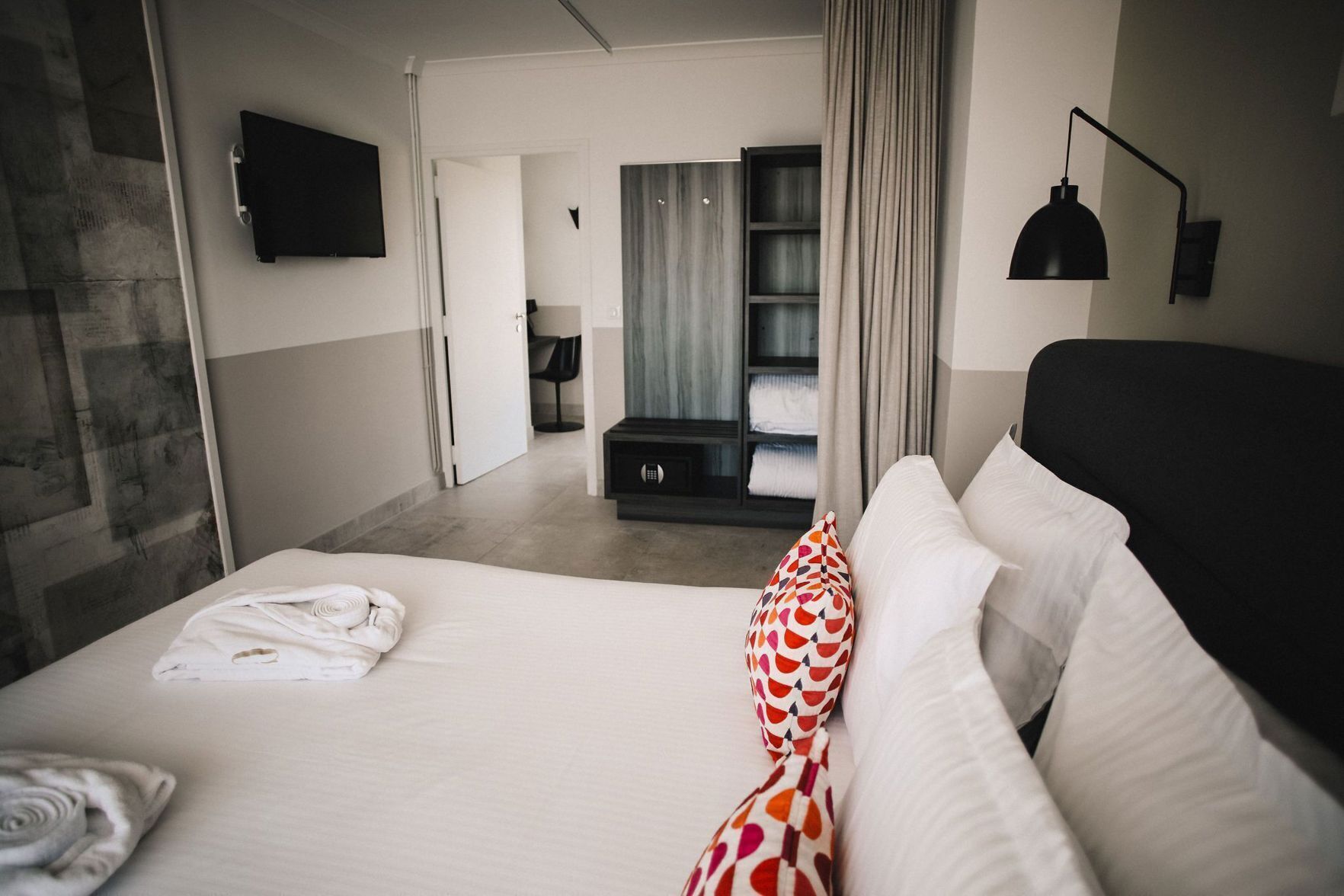 Minibar, caja de seguridad en la habitación y escritorio 