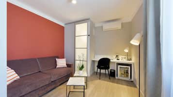 Minibar, caja de seguridad en la habitación y escritorio