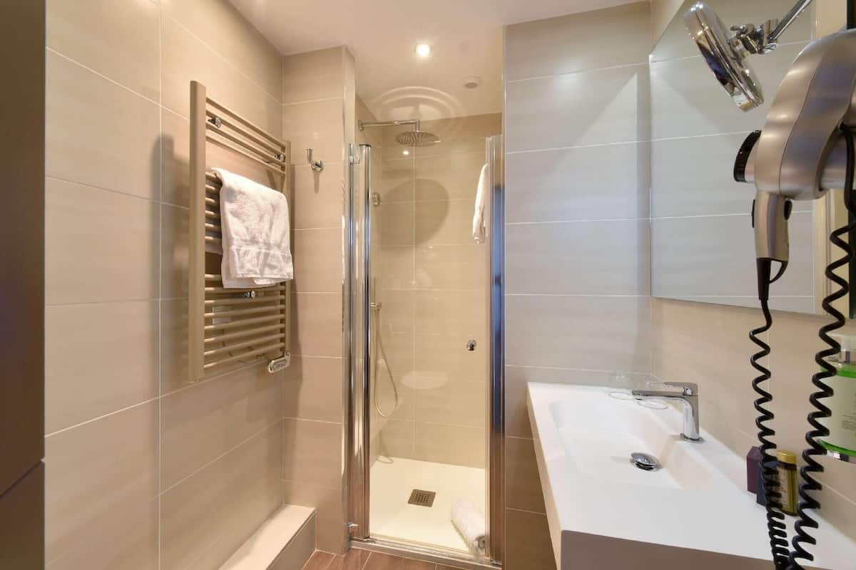 Salle de bain | Baignoire, sèche-cheveux, serviettes fournies