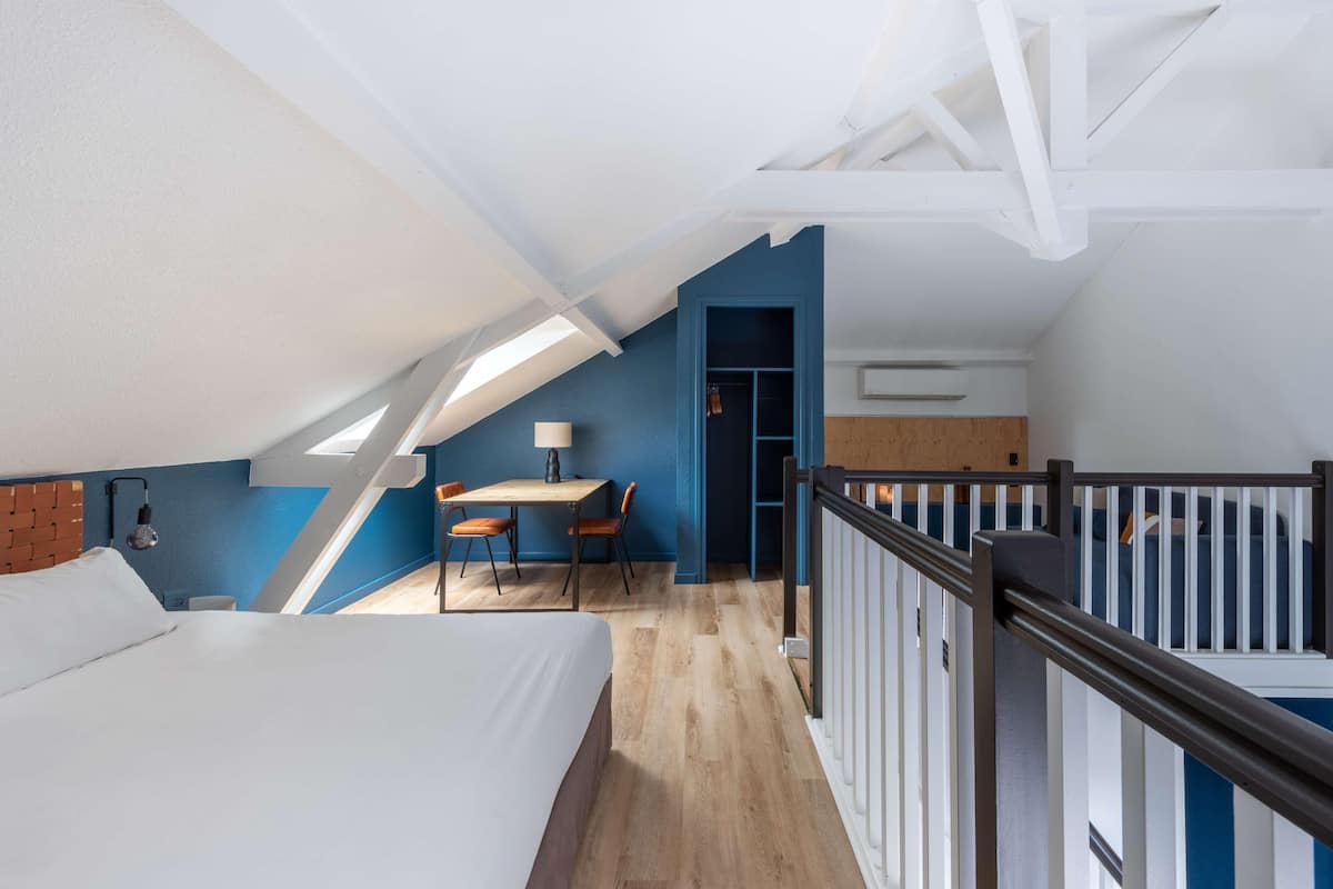 Une chambre à coucher avec un lit, un bureau et une chaise.