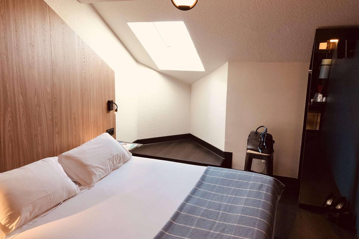 Premium bedding, desk, soundproofing, cribs (free)