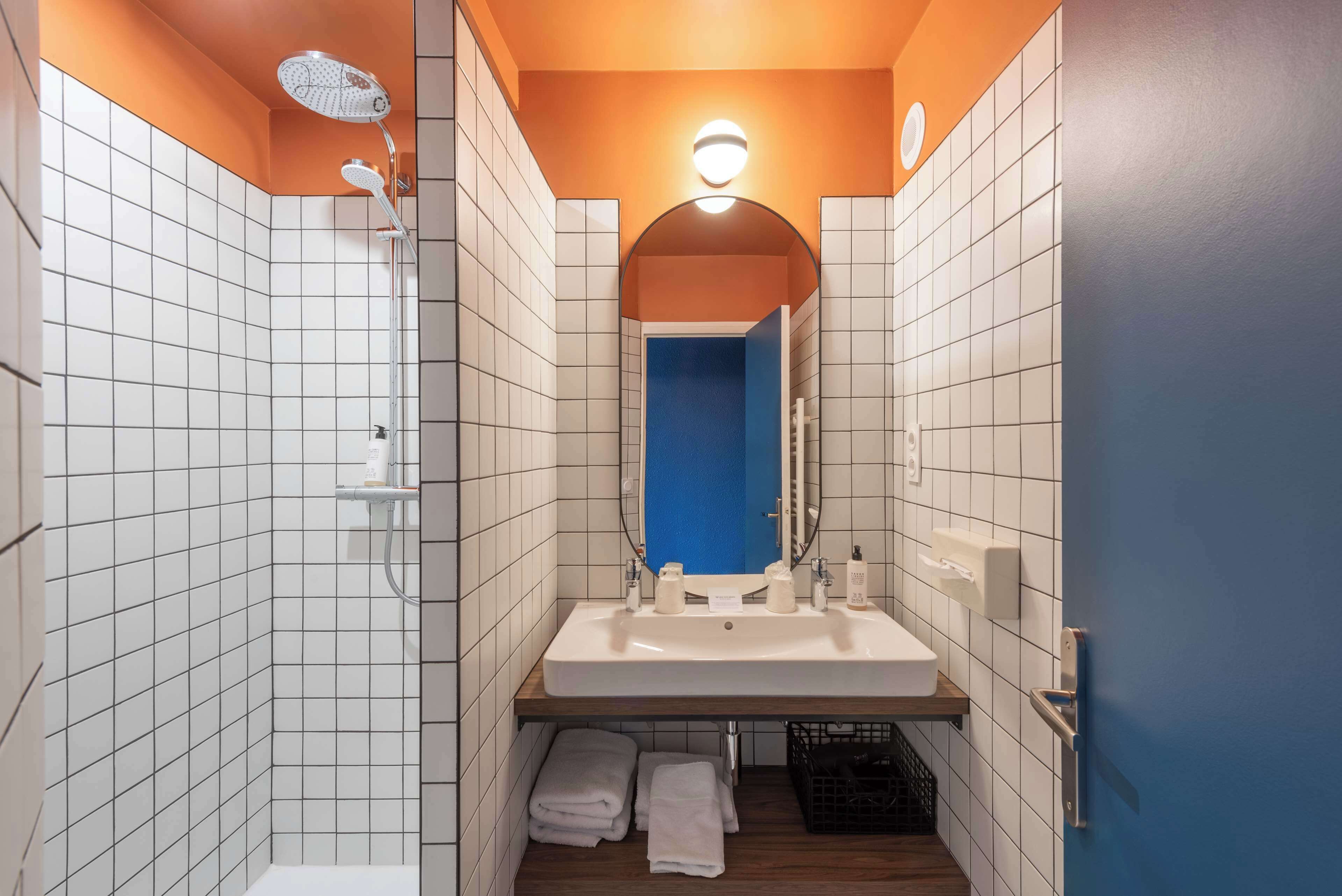 family suite, multiple beds, non smoking | bathroom | shower, free toiletries, hair dryer, towels