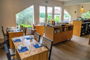 Tägliches Frühstücksbuffet (13 EUR pro Person)