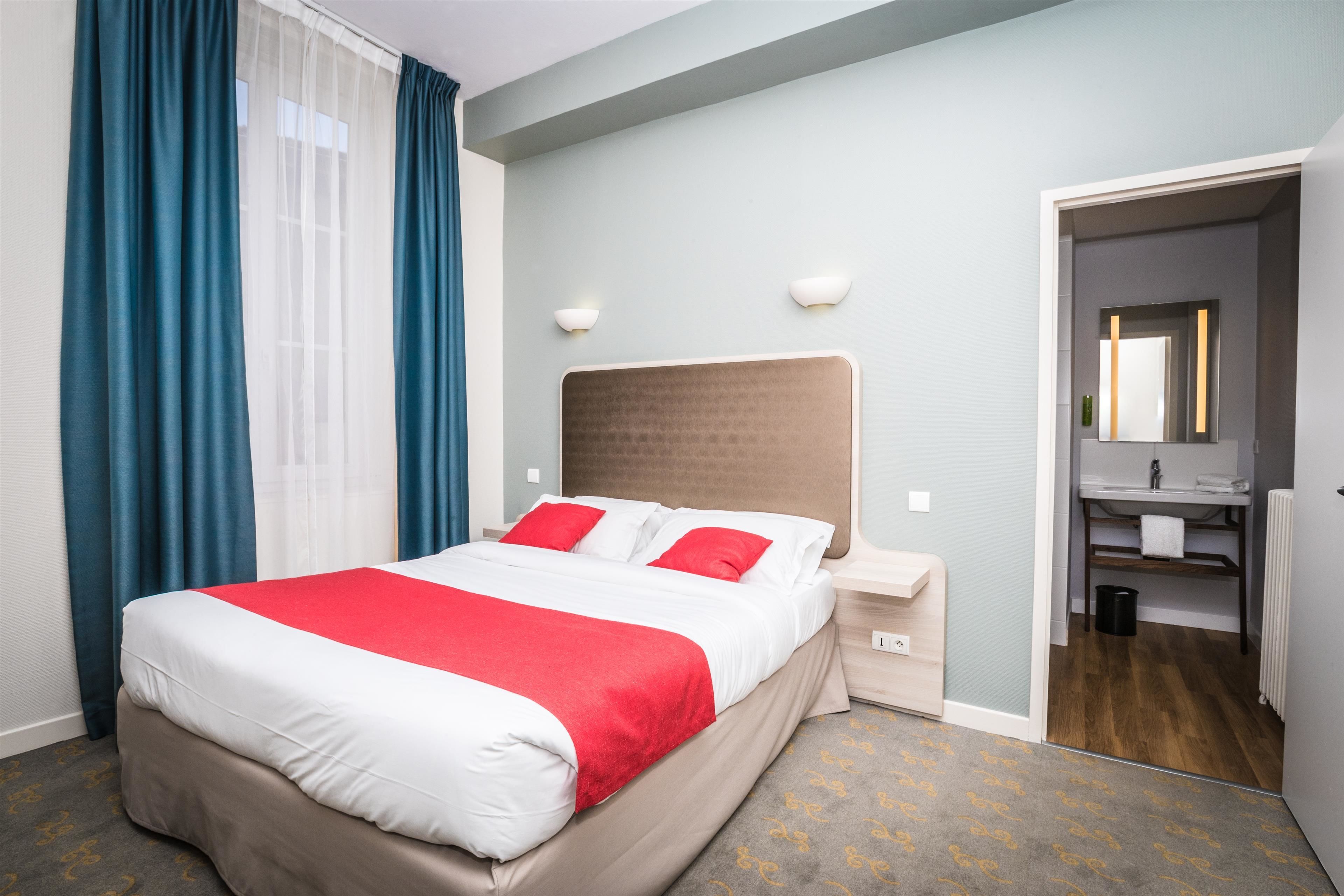 standard room, 1 double bed, non smoking | in-room safe, desk, laptop workspace, soundproofing