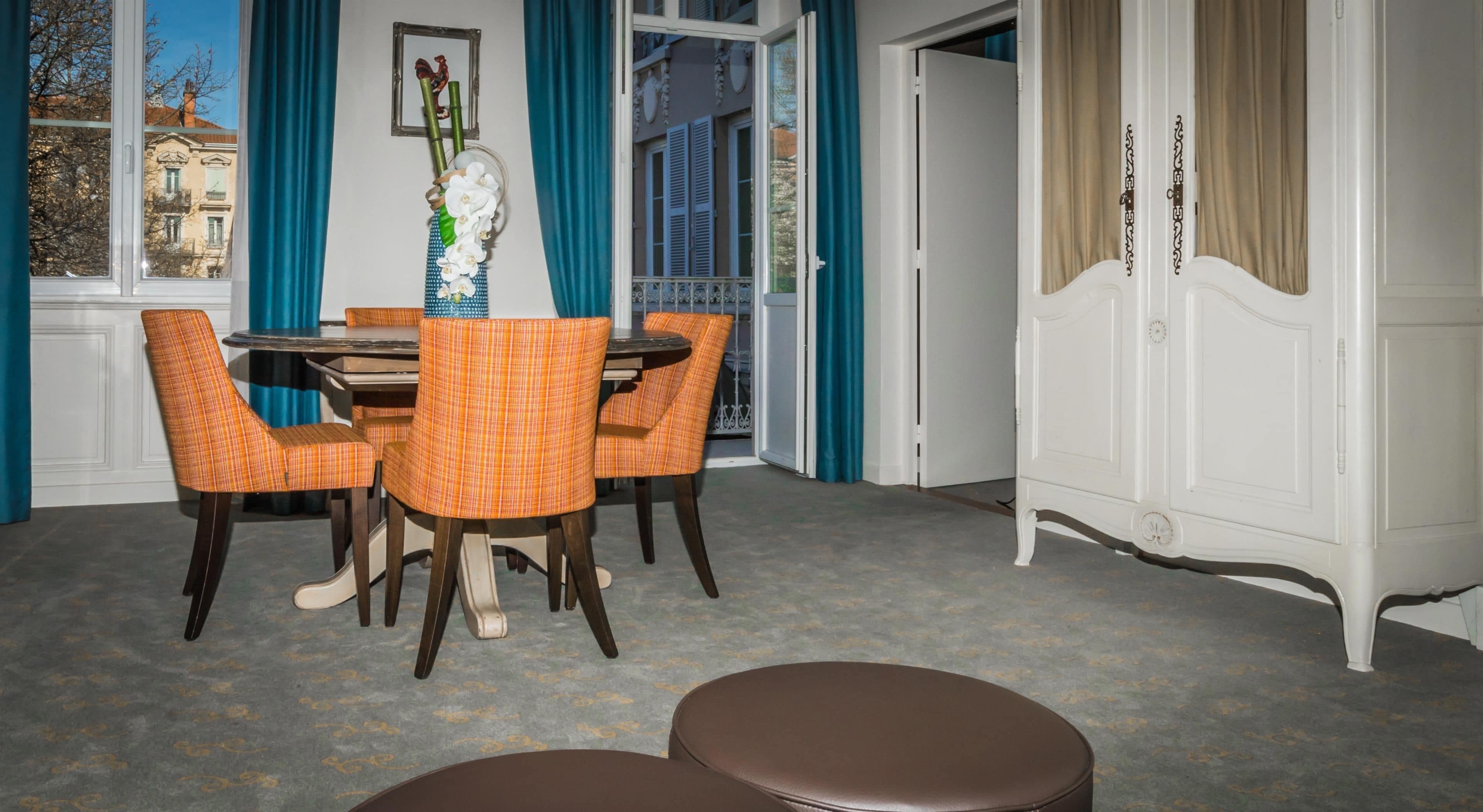 suite, 1 queen bed with sofa bed, non smoking (with sofabed) | in-room safe, desk, laptop workspace, soundproofing