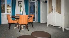 Suite, 1 Queen Bed with Sofa bed, Non Smoking (with Sofabed)