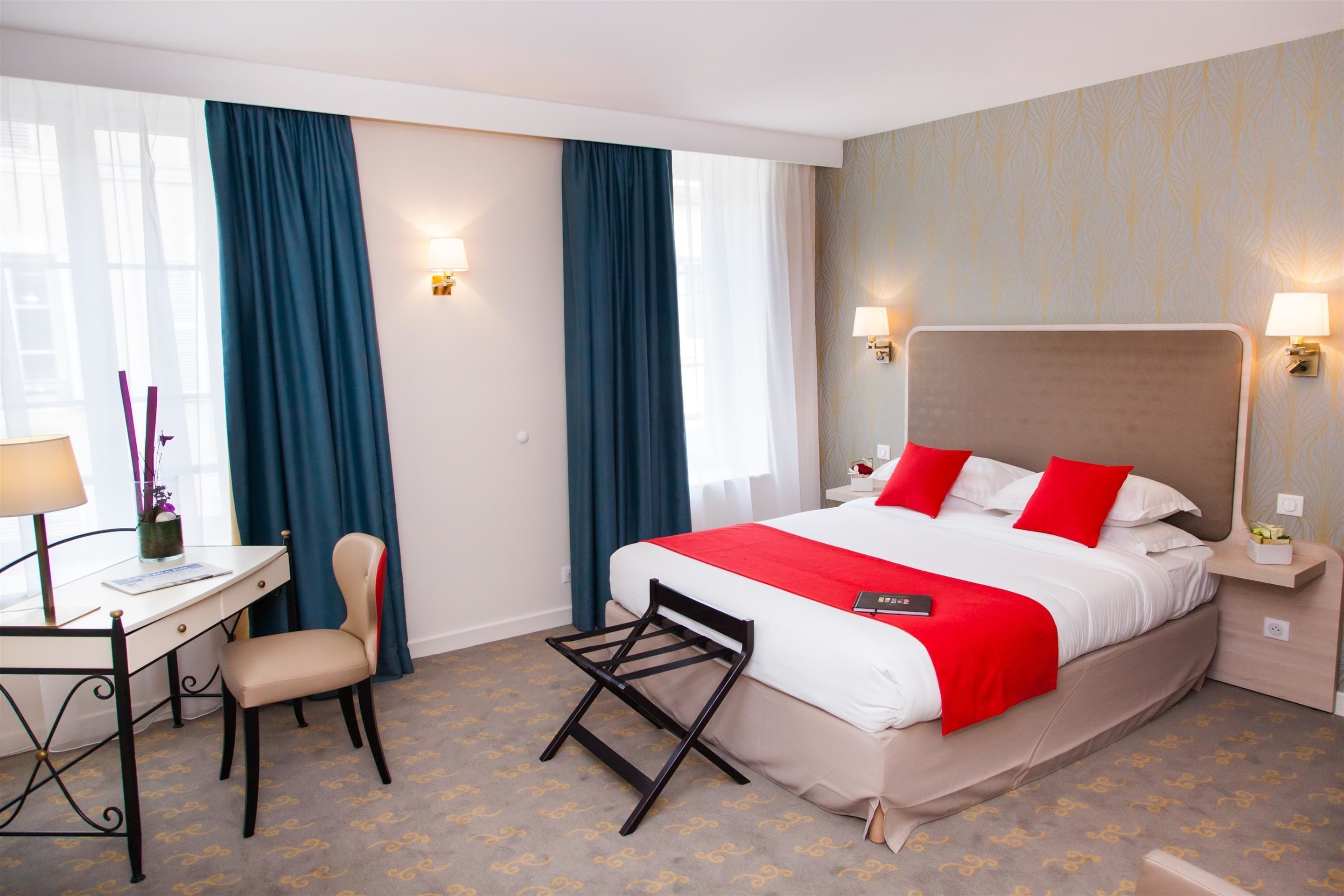 superior room, 1 queen bed, non smoking (larger room) | in-room safe, desk, laptop workspace, soundproofing