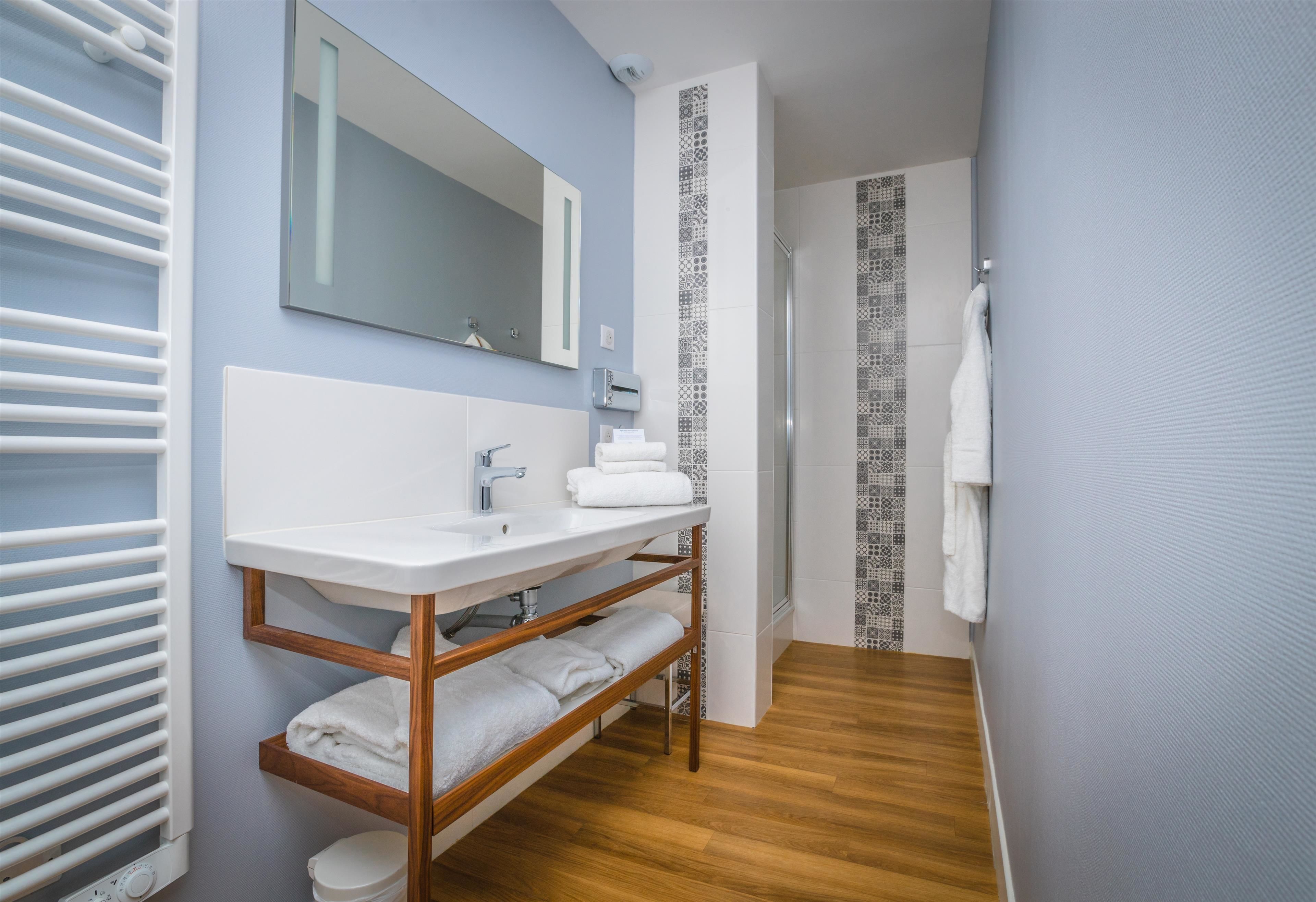 suite, 1 queen bed with sofa bed, non smoking (with sofabed) | bathroom | hair dryer, towels