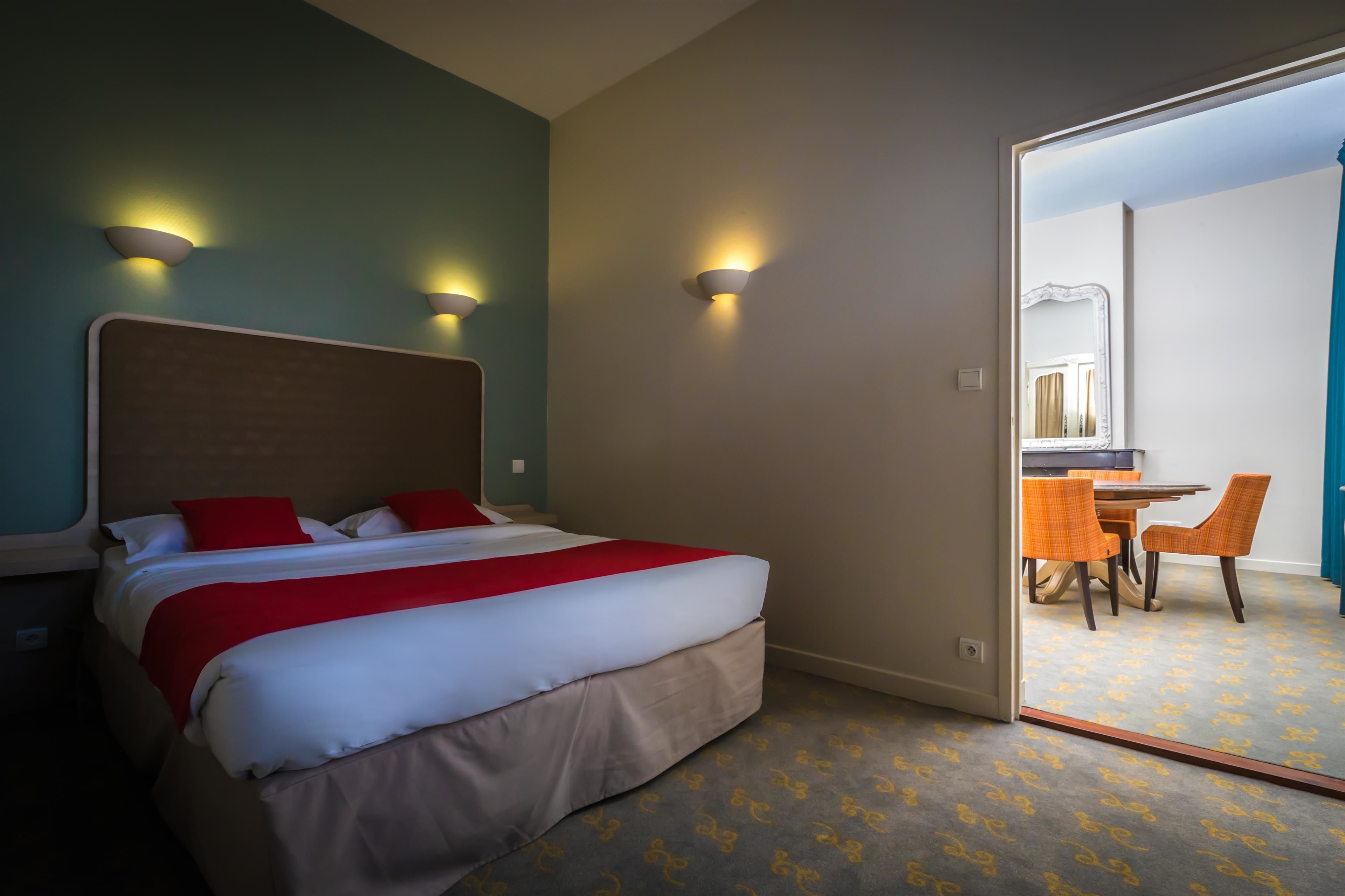 suite, 1 queen bed with sofa bed, non smoking (with sofabed) | in-room safe, desk, laptop workspace, soundproofing