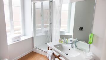 Superior kamer, 2 eenpersoonsbedden, niet-roken | Badkamer | Een haardroger, handdoeken