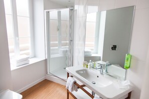 Habitación superior, 2 camas individuales, para no fumadores | Baño | Secadora de cabello y toallas 
