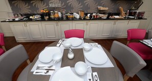 Colazione a buffet, servita tutte le mattine (16.50 EUR a persona) 