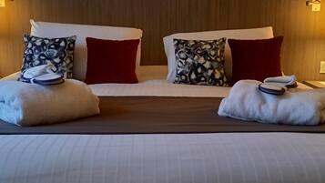 Privilege, Kamer, 1 kingsize bed met slaapbank | Een kluis op de kamer, een bureau, geluiddichte muren