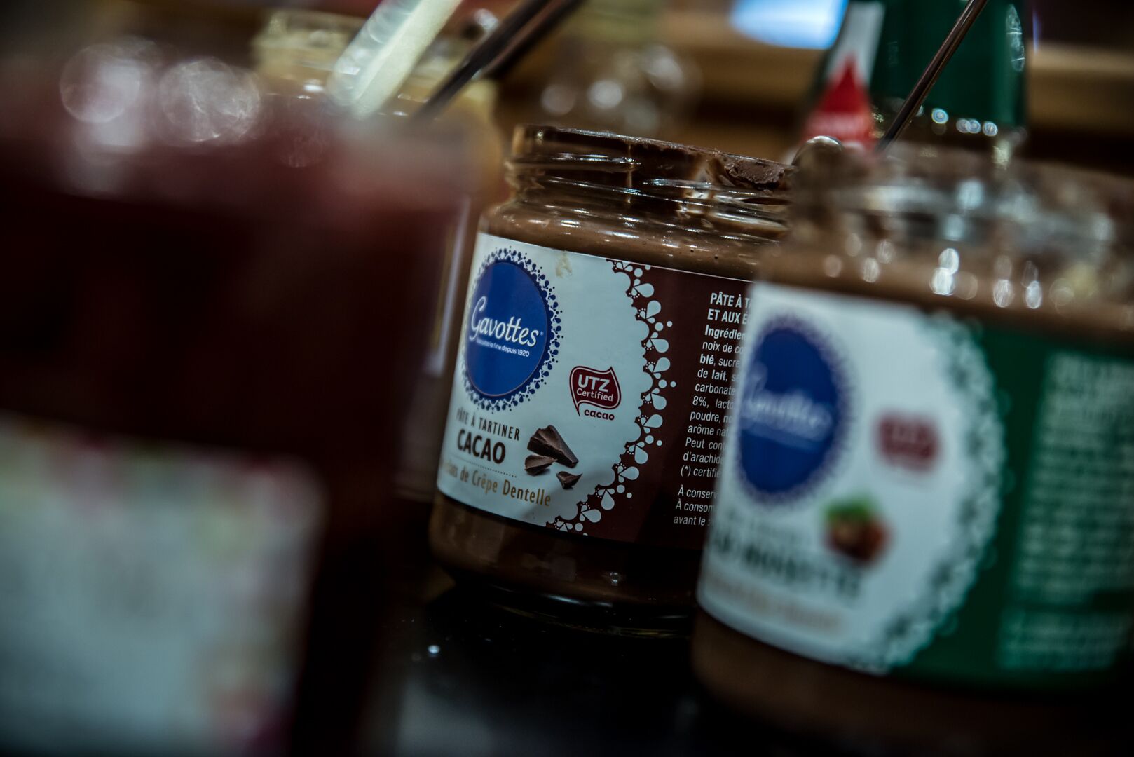 Primer plano de un frasco etiquetado con 'Cacao' y el logotipo 'UTZ Certified', mostrando un enfoque en productos de cacao de calidad.