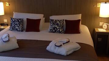 Brankas, meja kerja, kedap suara, dan setrika/meja setrika