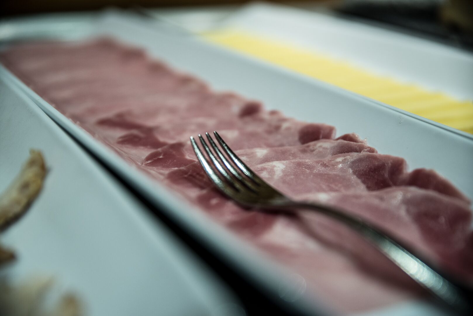 Primer plano de un plato con un tenedor.