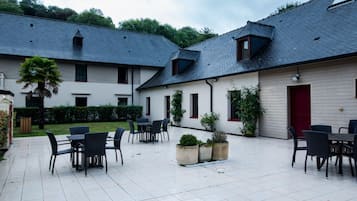 Piscine extérieure, parasols de plage, chaises longues