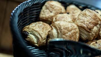 Una cesta llena de pasteles.
