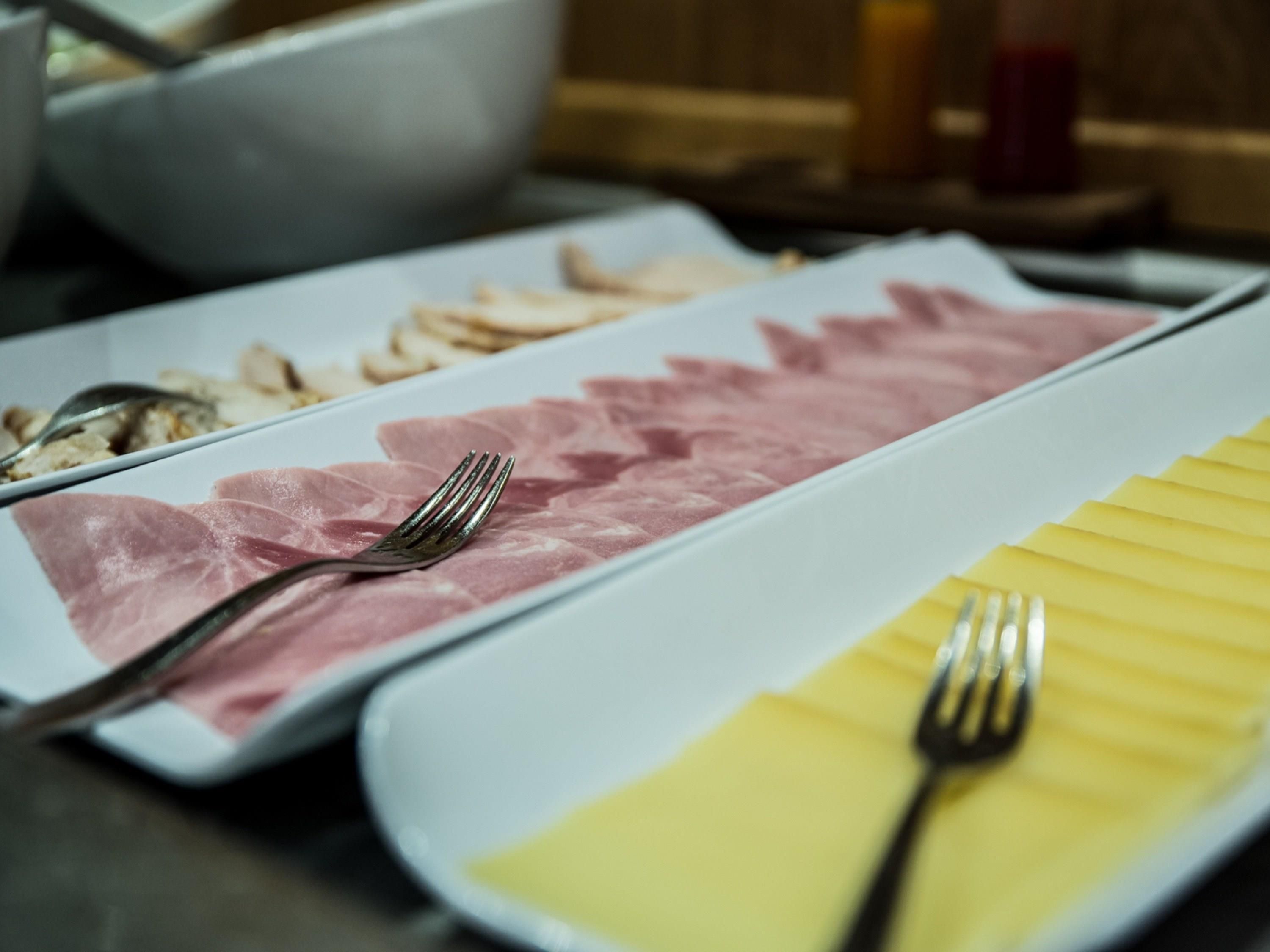 Un tavolo per buffet con diversi cibi.