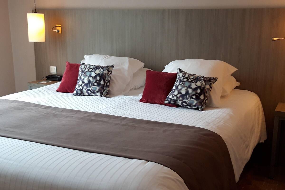 Classic Room, 1 King Bed | In-room safe, desk, soundproofing, iron/ironing board