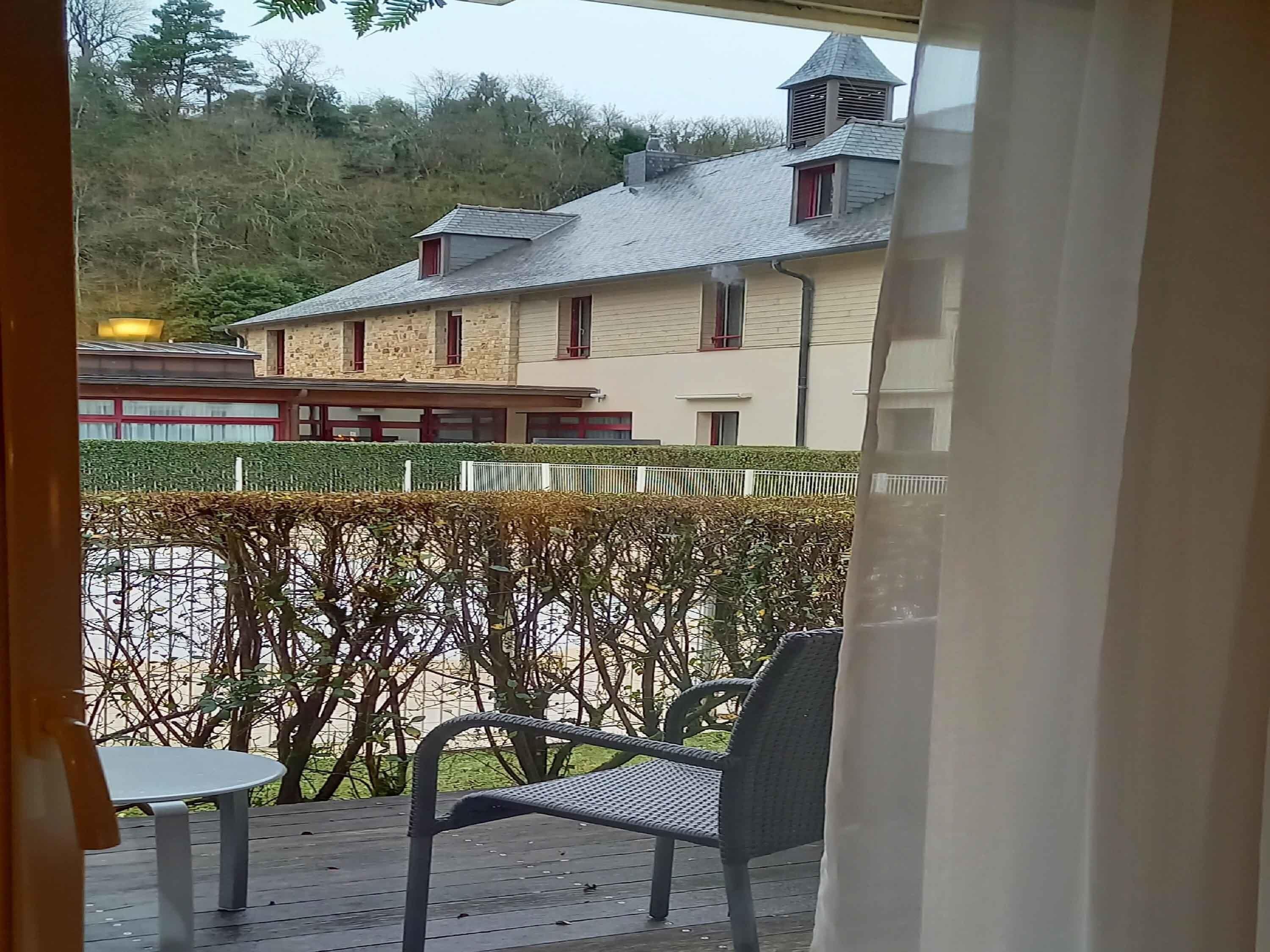 standard room, 1 king bed, balcony | in-room safe, desk, soundproofing, iron/ironing board