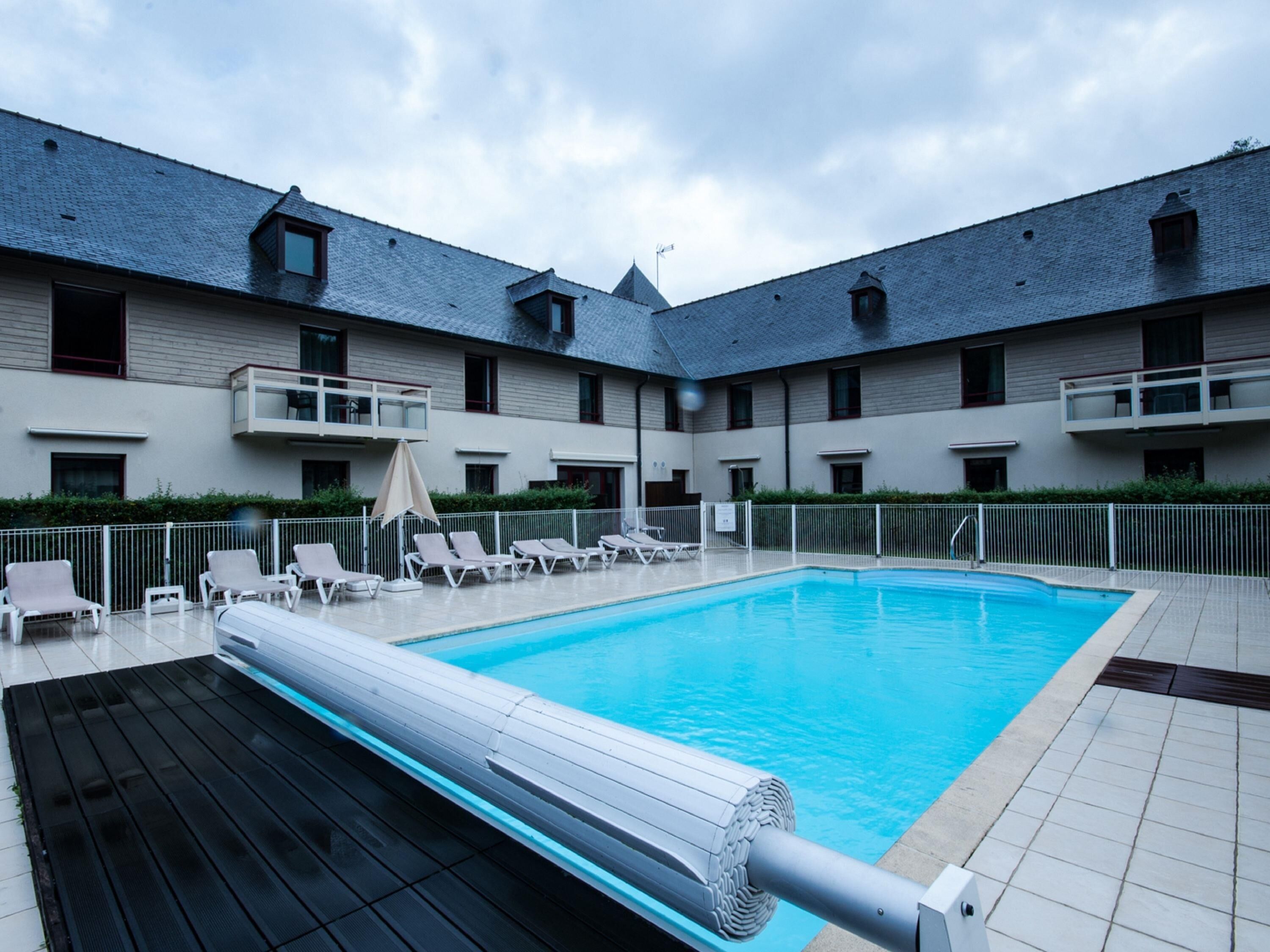Outdoor pool, pool umbrellas, sun loungers
