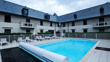 Piscine extérieure, parasols de plage, chaises longues