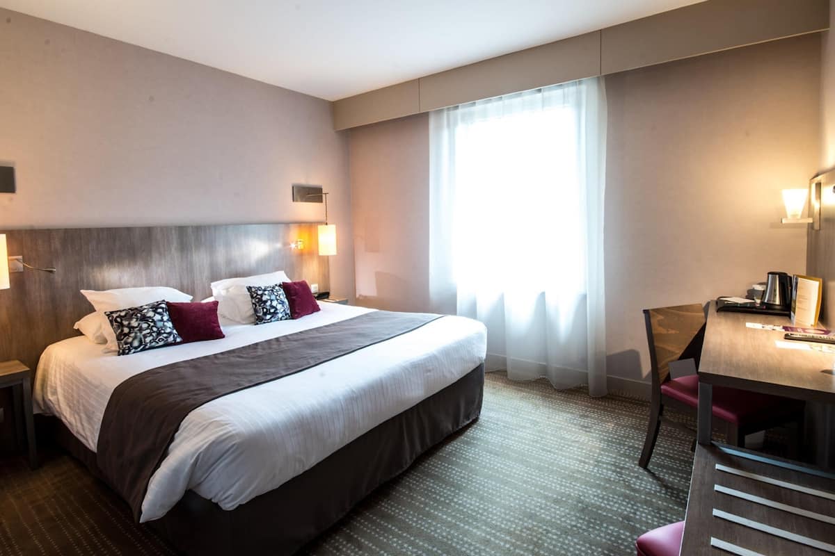 Classic Room, 1 King Bed | In-room safe, desk, soundproofing, iron/ironing board