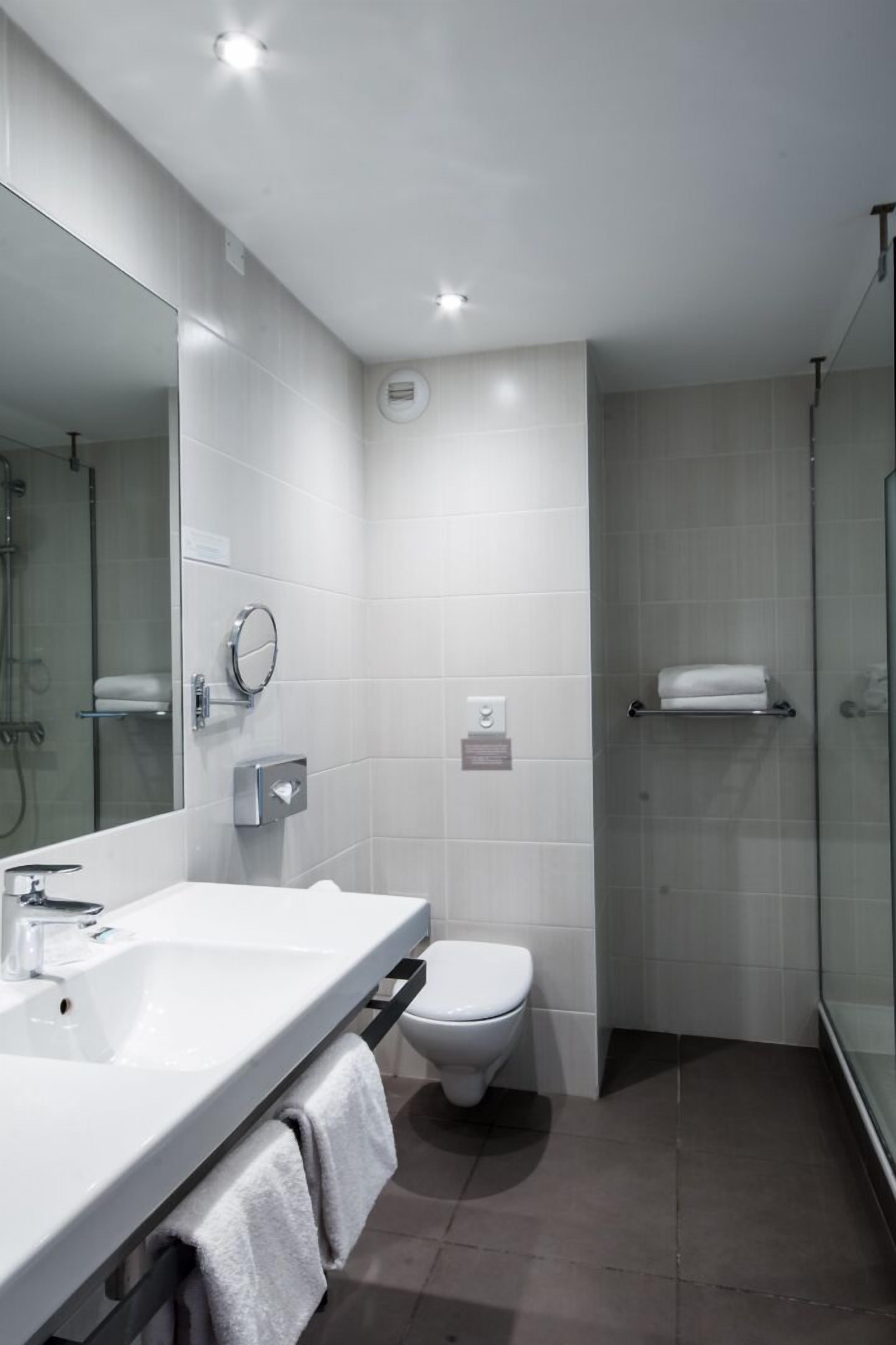 classic room, 1 king bed | bathroom | combined shower/bathtub, eco-friendly toiletries, hair dryer, towels