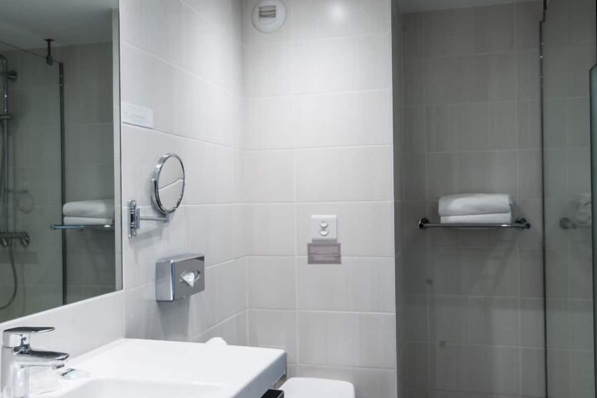 classic room, 1 king bed | bathroom | combined shower/bathtub, eco-friendly toiletries, hair dryer, towels
