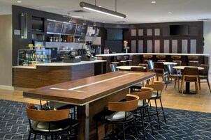 供应早餐和晚餐，美洲菜