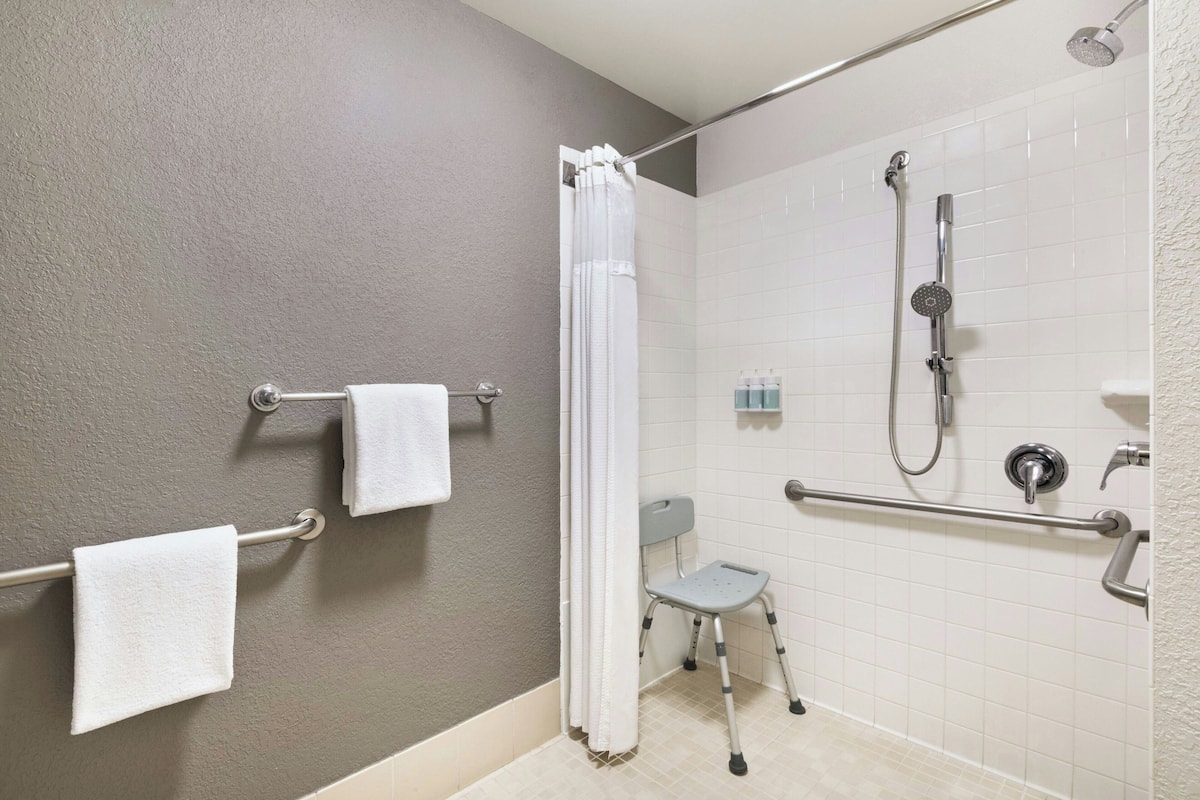 Habitación, 1 cama King size y sofá cama (Mobility Accessible, Roll-In Shower) | Baño | Tina con regadera, amenidades de baño gratuitas, secadora de cabello