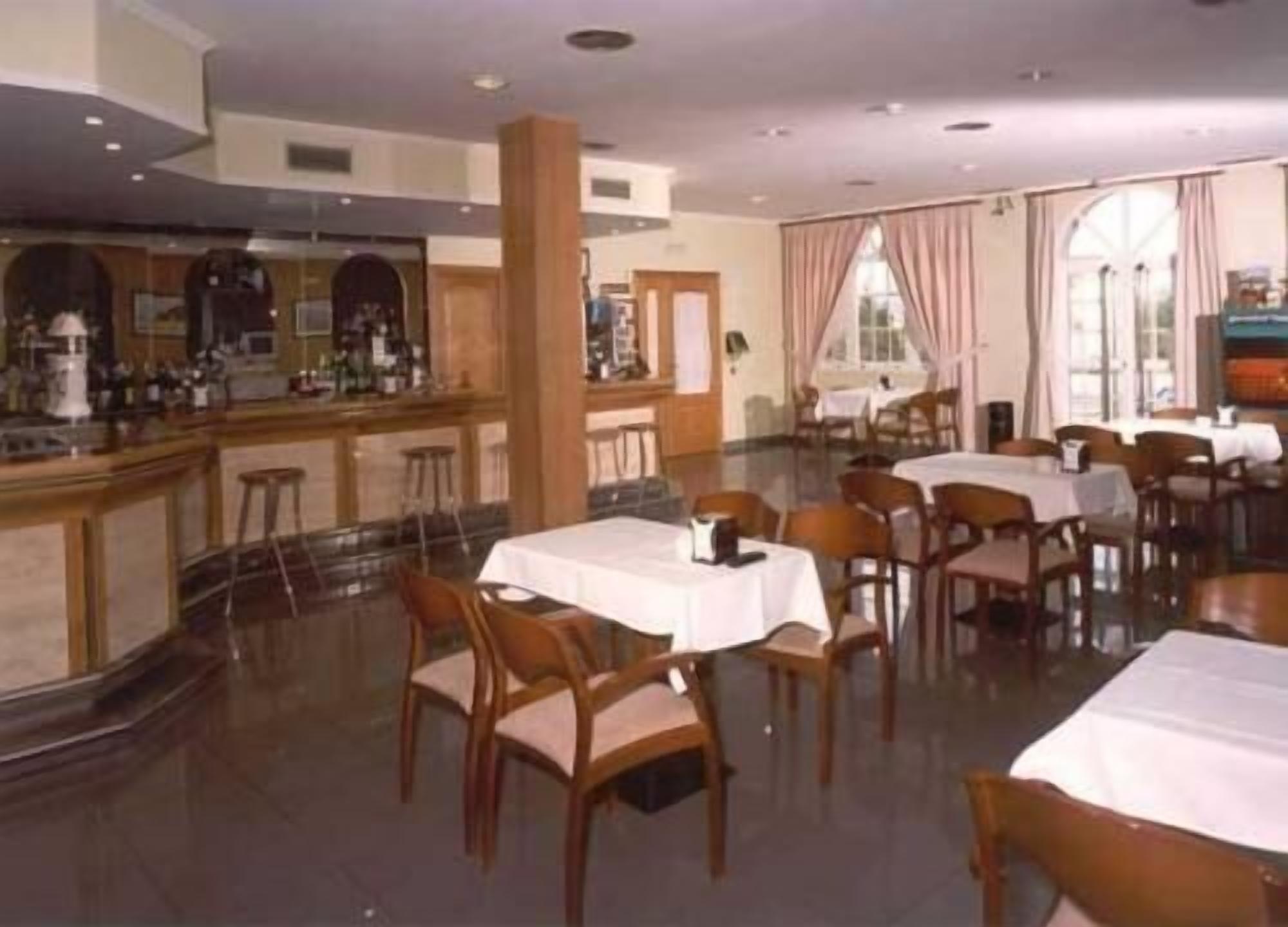 breakfast, lunch and dinner served